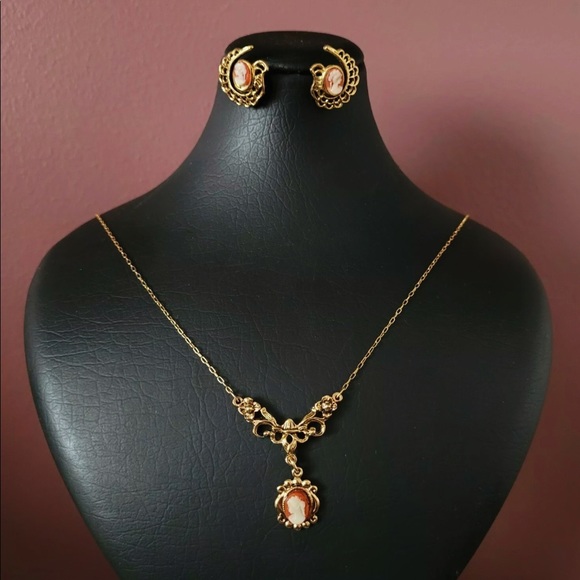 ✨Beautiful Vintage Cameo Earrings and Necklace Set - Picture 4 of 5